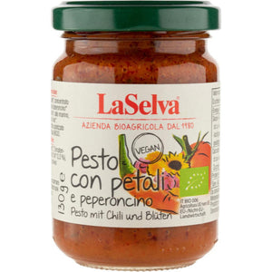 Pesto mit Chili und Blüten